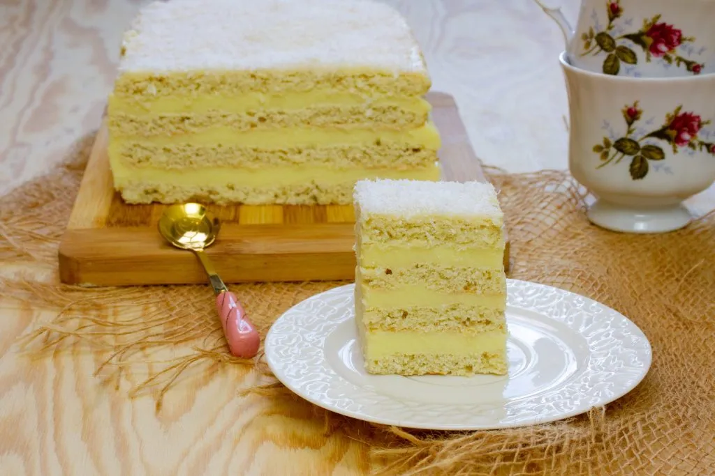 Angel's cake with cream
