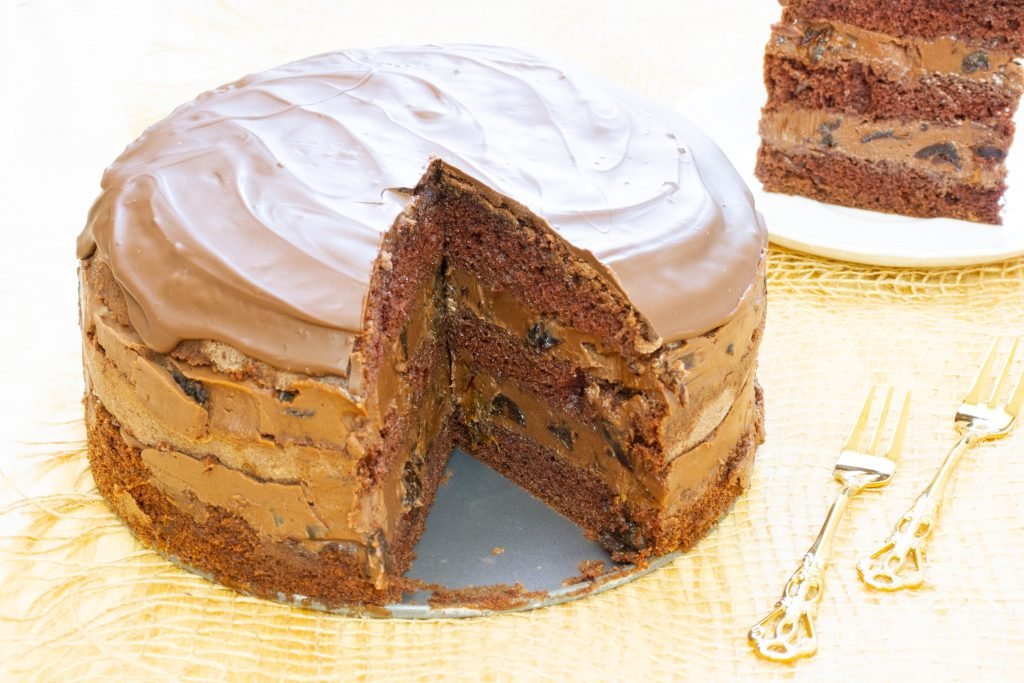 Drunken prune cake with cream