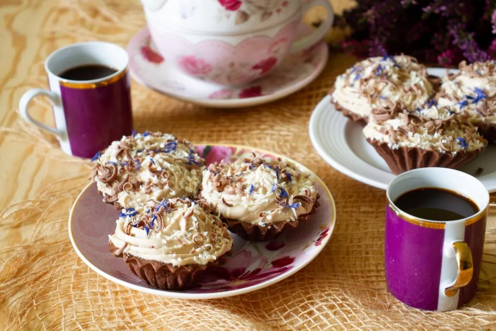 Cocoa tartlets with coffee cream