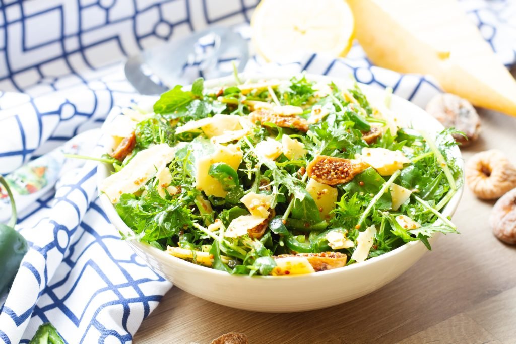 Cheese and figs salad with dressing