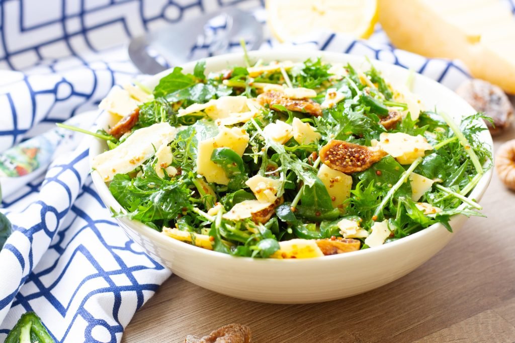 Cheese and figs salad with dressing