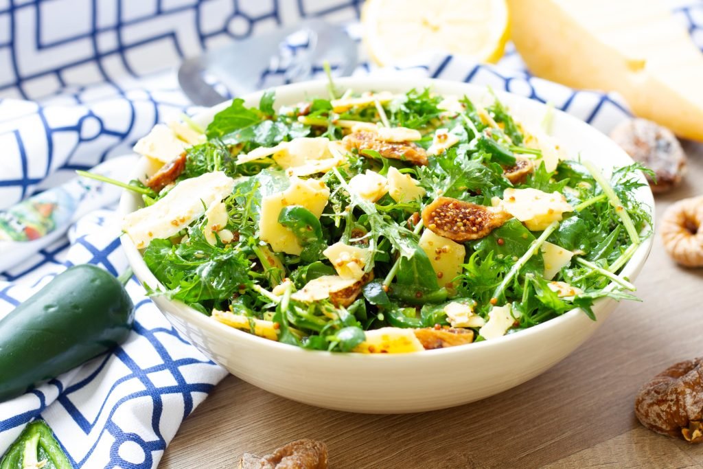 Cheese and figs salad with dressing