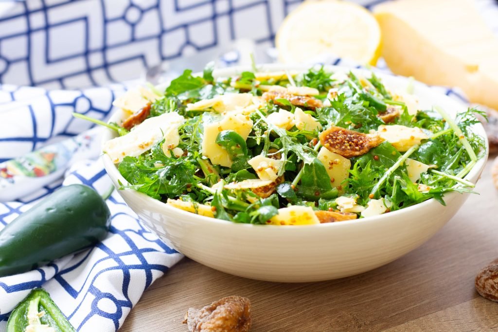 Cheese and figs salad with dressing