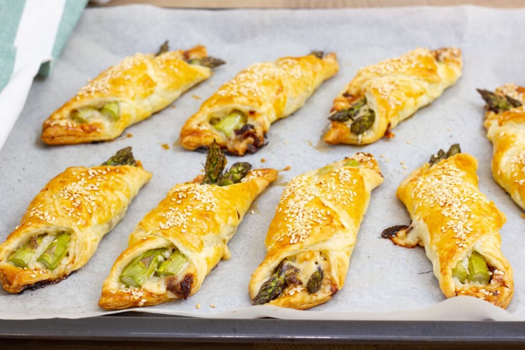 Recipe for asparagus in puff pastry with cheese and tomatoes