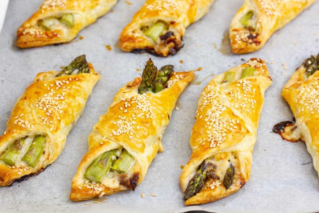 Recipe for asparagus in puff pastry with cheese and tomatoes