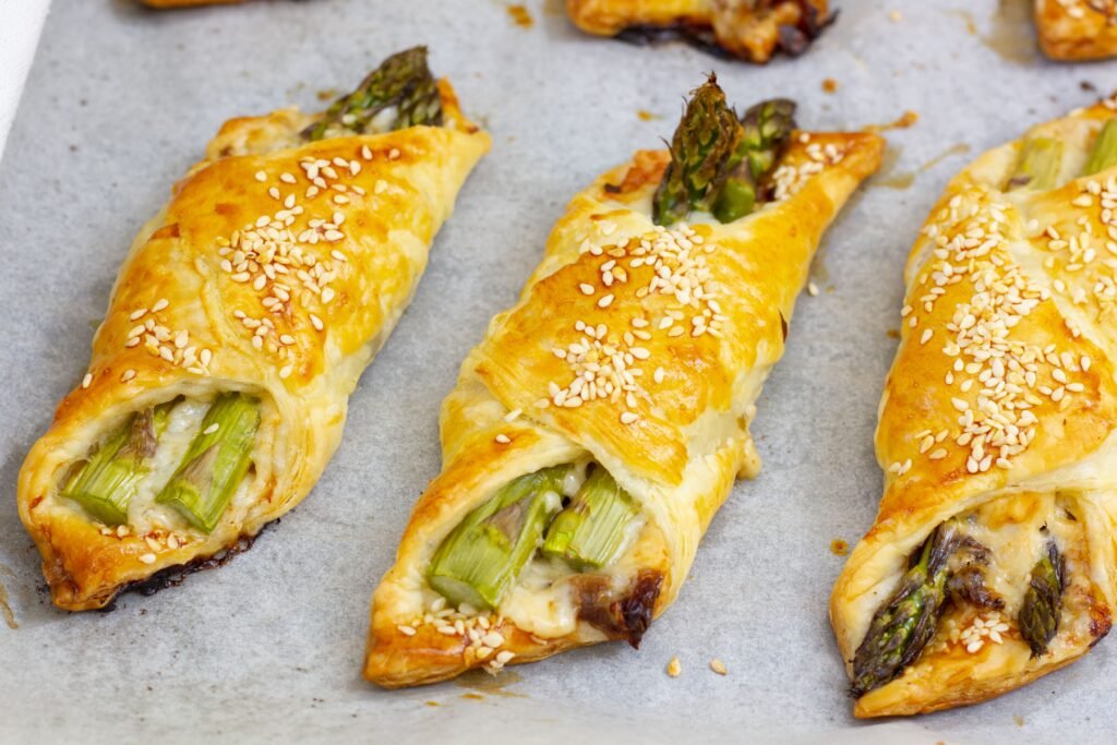 Recipe for asparagus in puff pastry with cheese and tomatoes