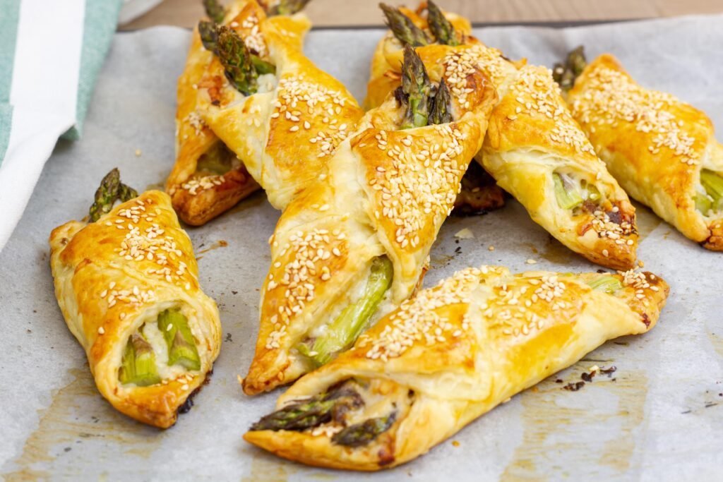 Recipe for asparagus in puff pastry with cheese and tomatoes