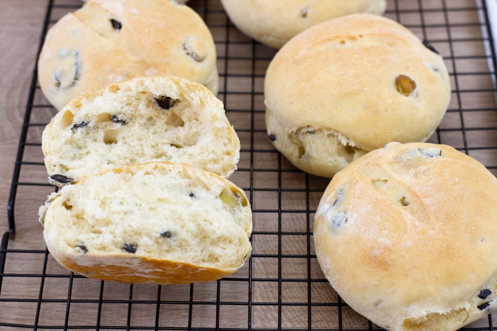 Recipe for wheat rolls with olives