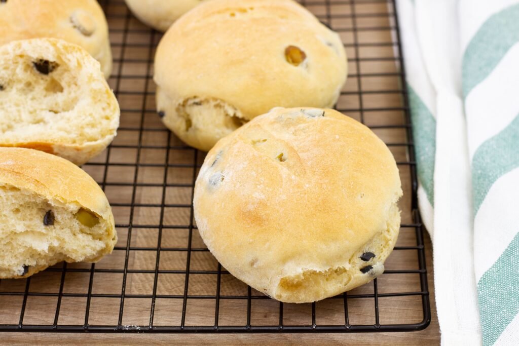 Recipe for wheat rolls with olives