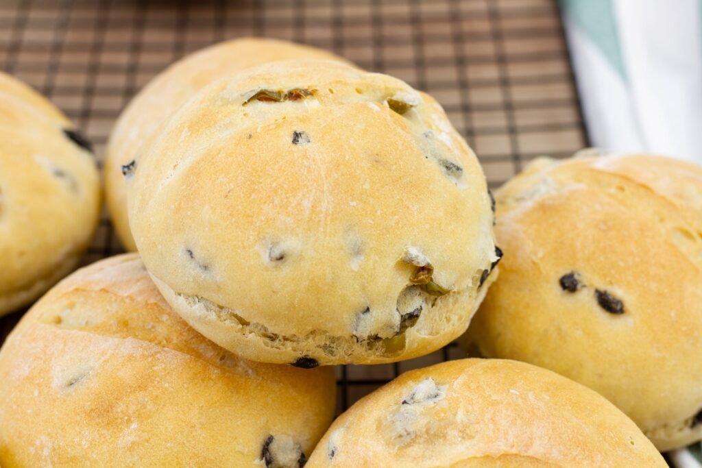 Recipe for wheat rolls with olives