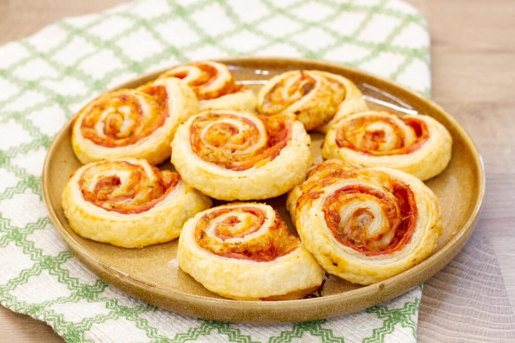 Recipe for puff pastry rolls with ham and cheese