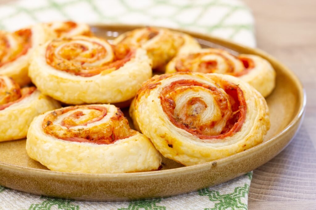 Recipe for puff pastry rolls with ham and cheese