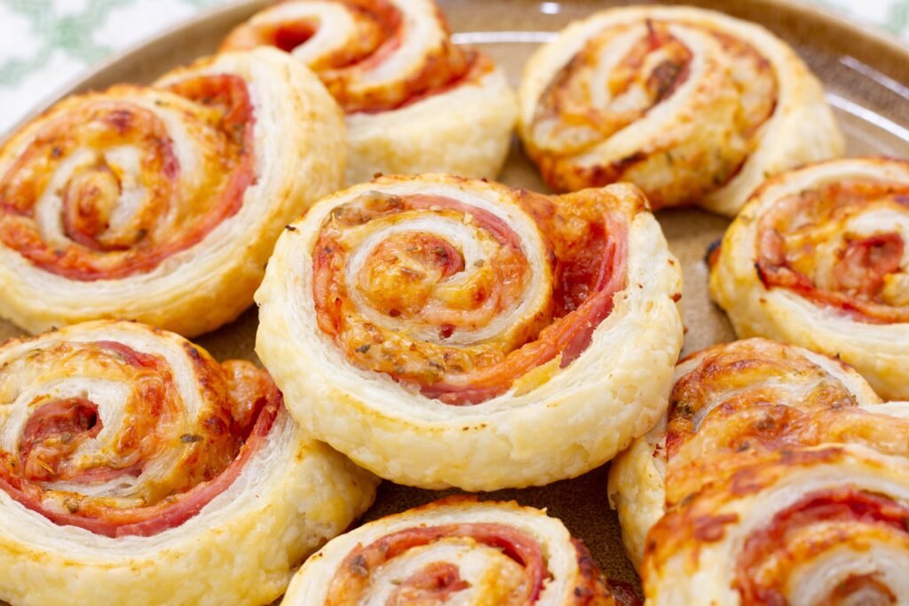 Recipe for puff pastry rolls with ham and cheese