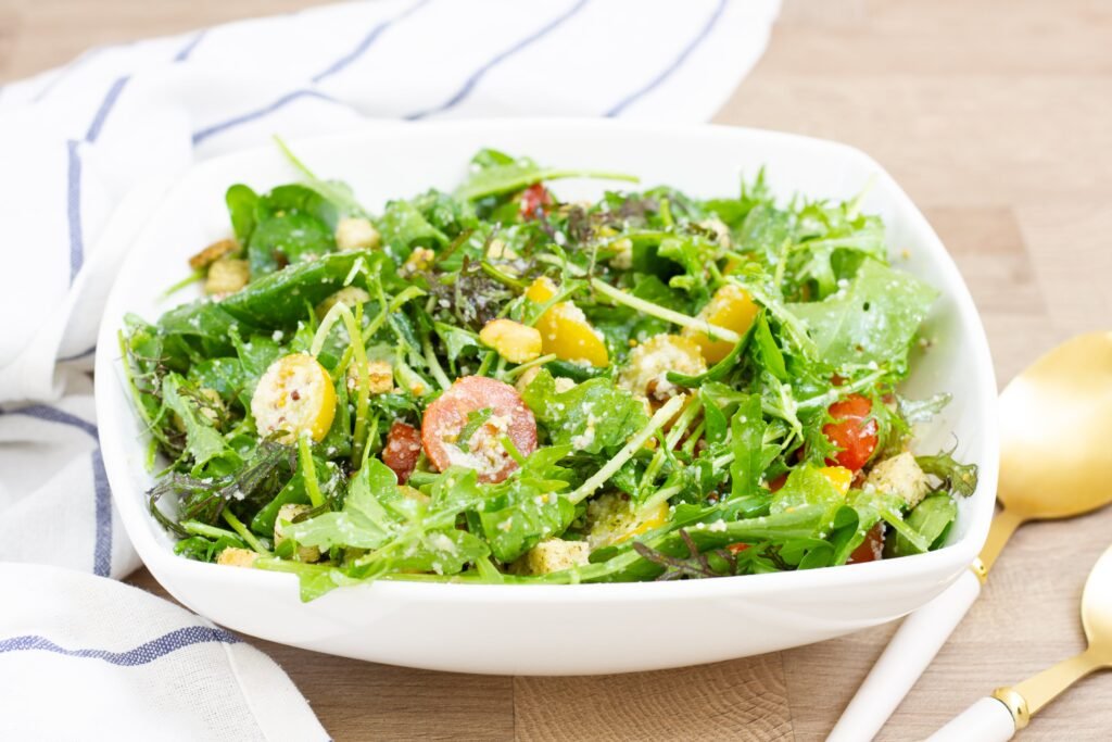 Recipe for salad with croutons, tomatoes and parmesan