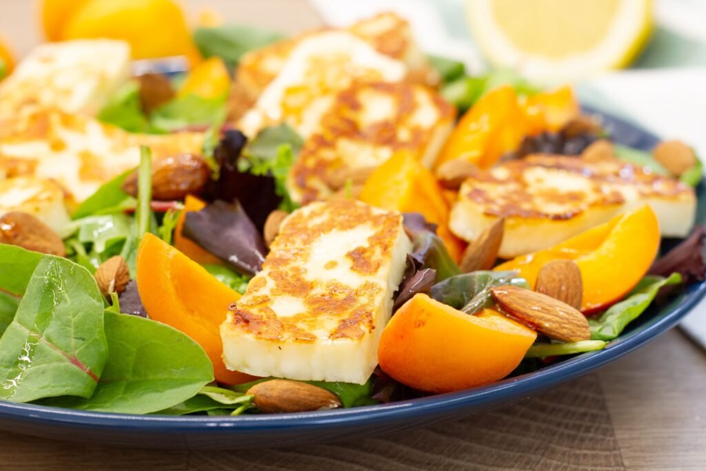 Recipe for salad with halloumi and apricot