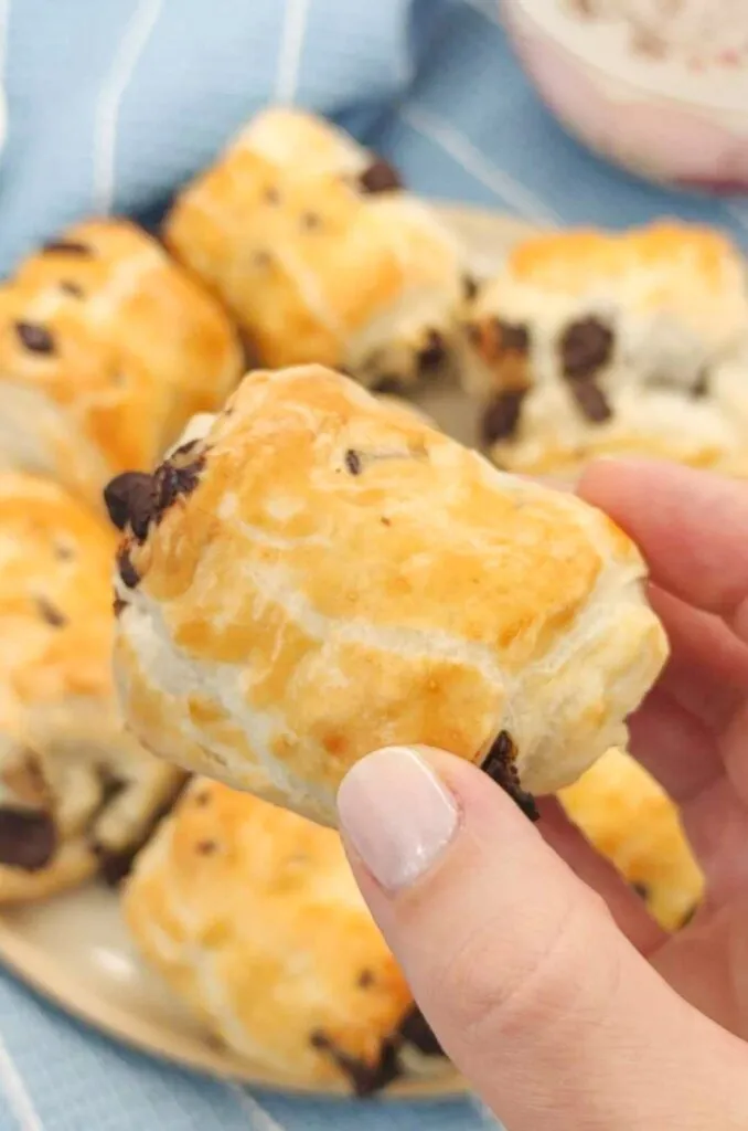 Recipe for quick puff pastry and chocolate rolls