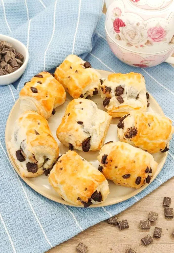 Recipe for quick puff pastry and chocolate rolls