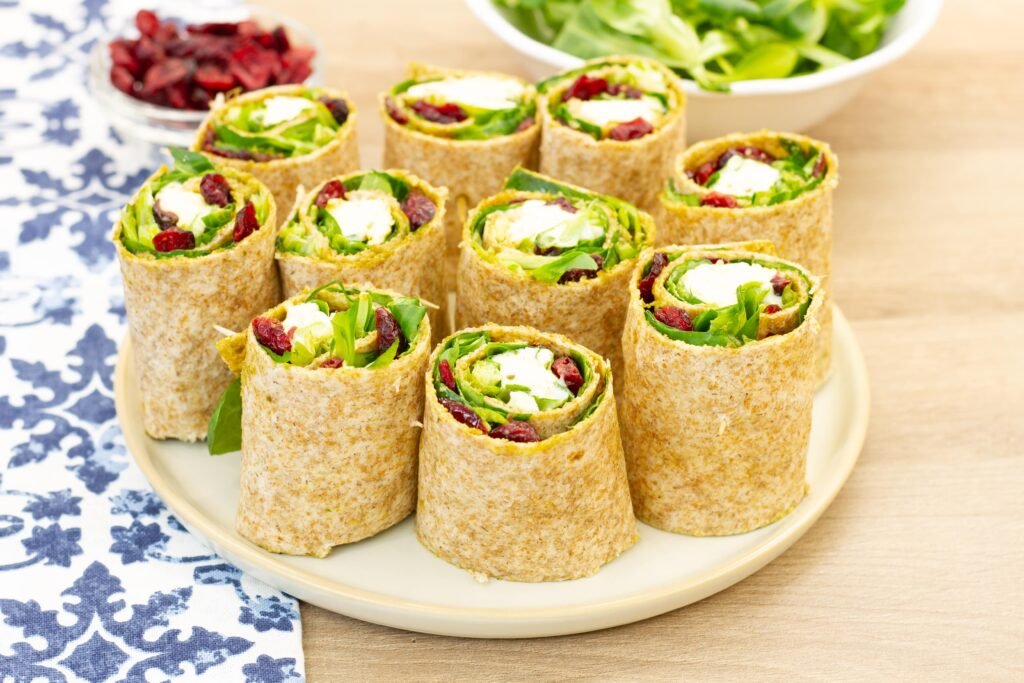 Recipe for tortilla rolls with Camembert, cranberries and corn salad