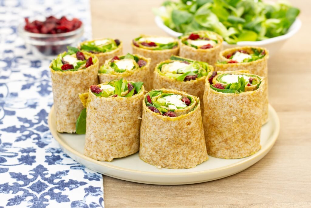 Recipe for tortilla rolls with Camembert, cranberries and corn salad