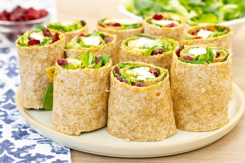 Recipe for tortilla rolls with Camembert, cranberries and corn salad