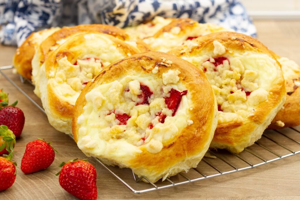 Recipe for buns with cheese and strawberries