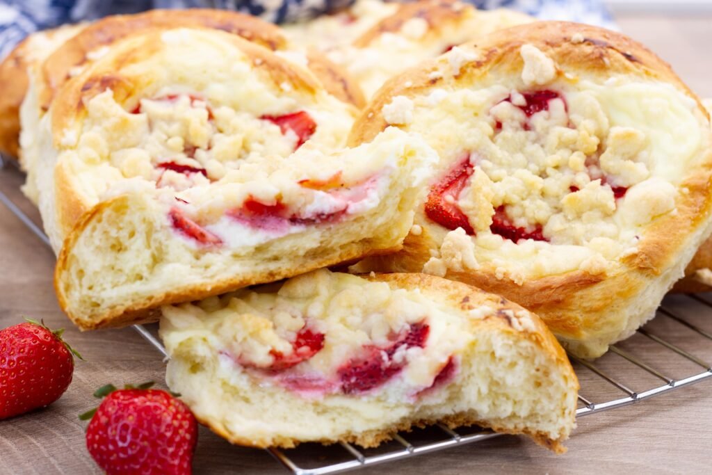 Recipe for buns with cheese and strawberries