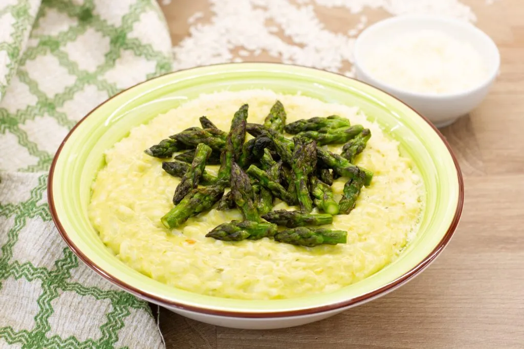 Creamy risotto with green asparagus - a recipe for a classic Italian cuisine