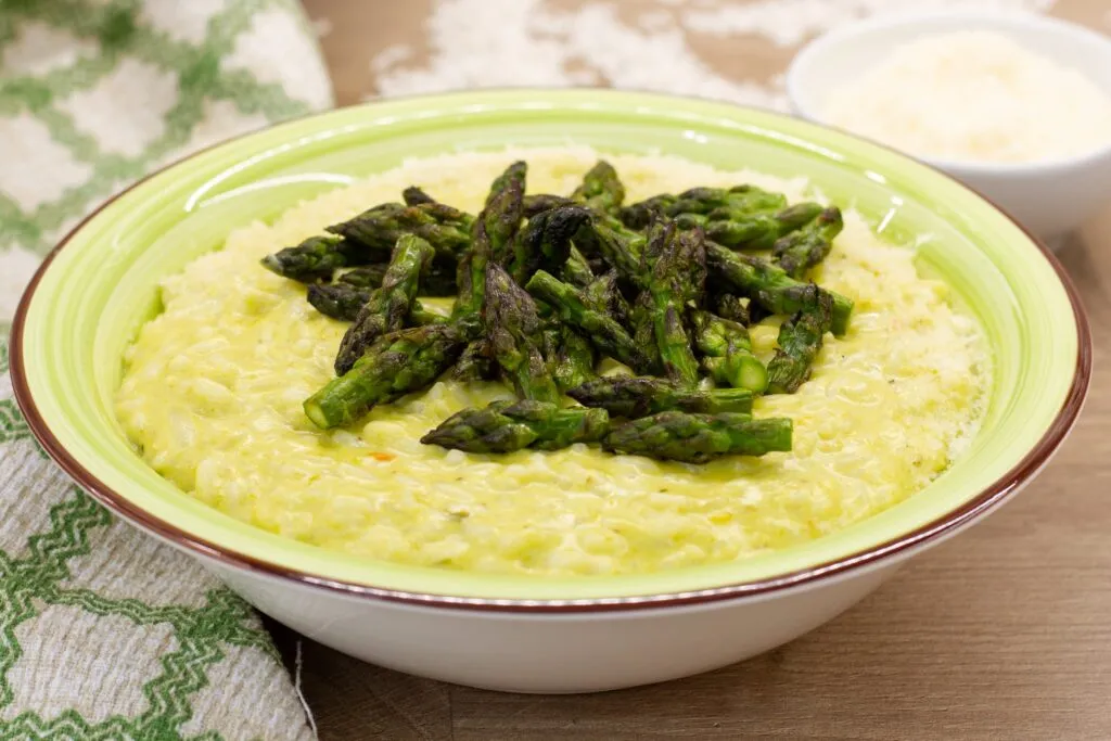 Creamy risotto with green asparagus - a recipe for a classic Italian cuisine