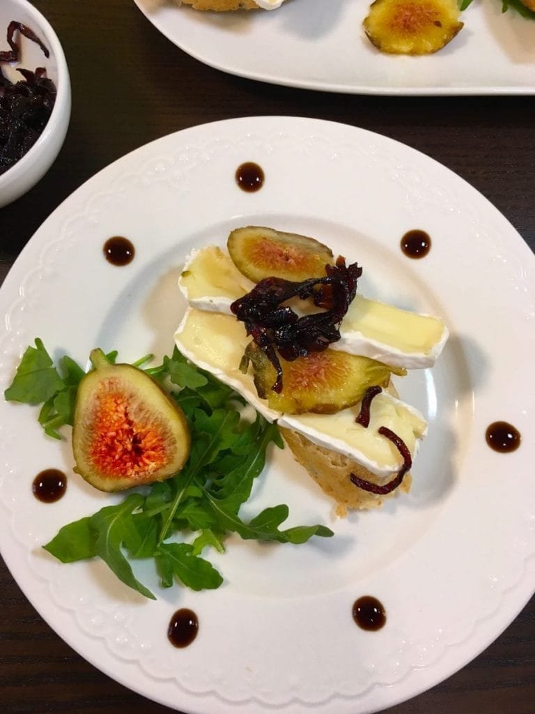 Figs and cheese sandwiches starter