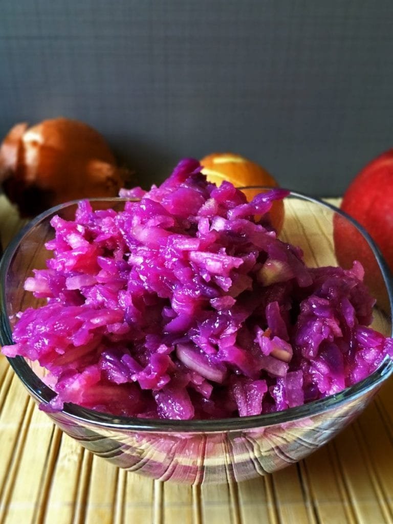 Red cabbage salad with apples