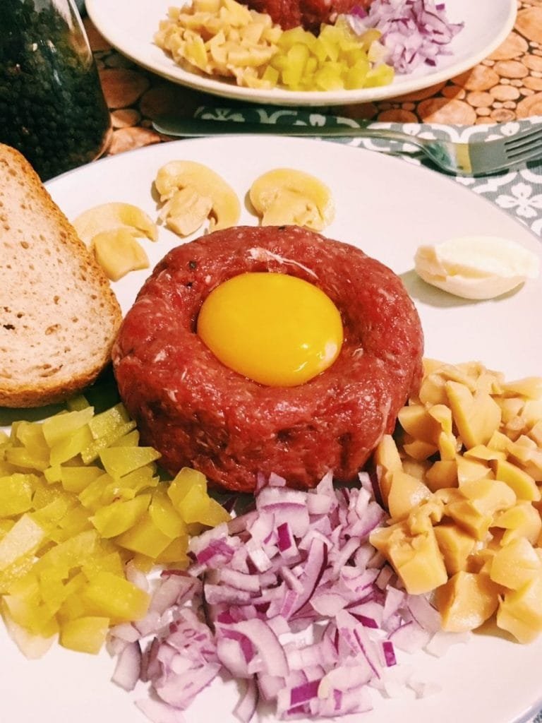 Steak tartare with extras