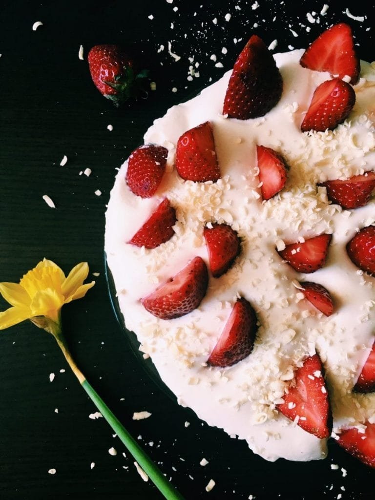 Sponge cake with strawberries