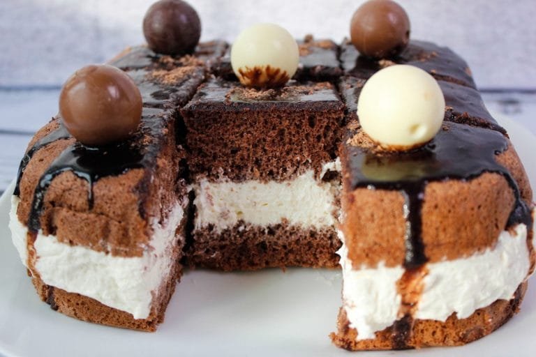 Chocolate cake with cream