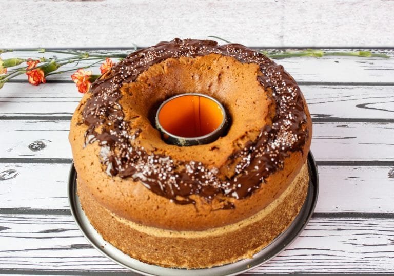 Gingerbread cake with tea