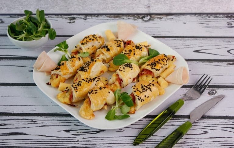 Puff pastry scrolls with ham and cheese