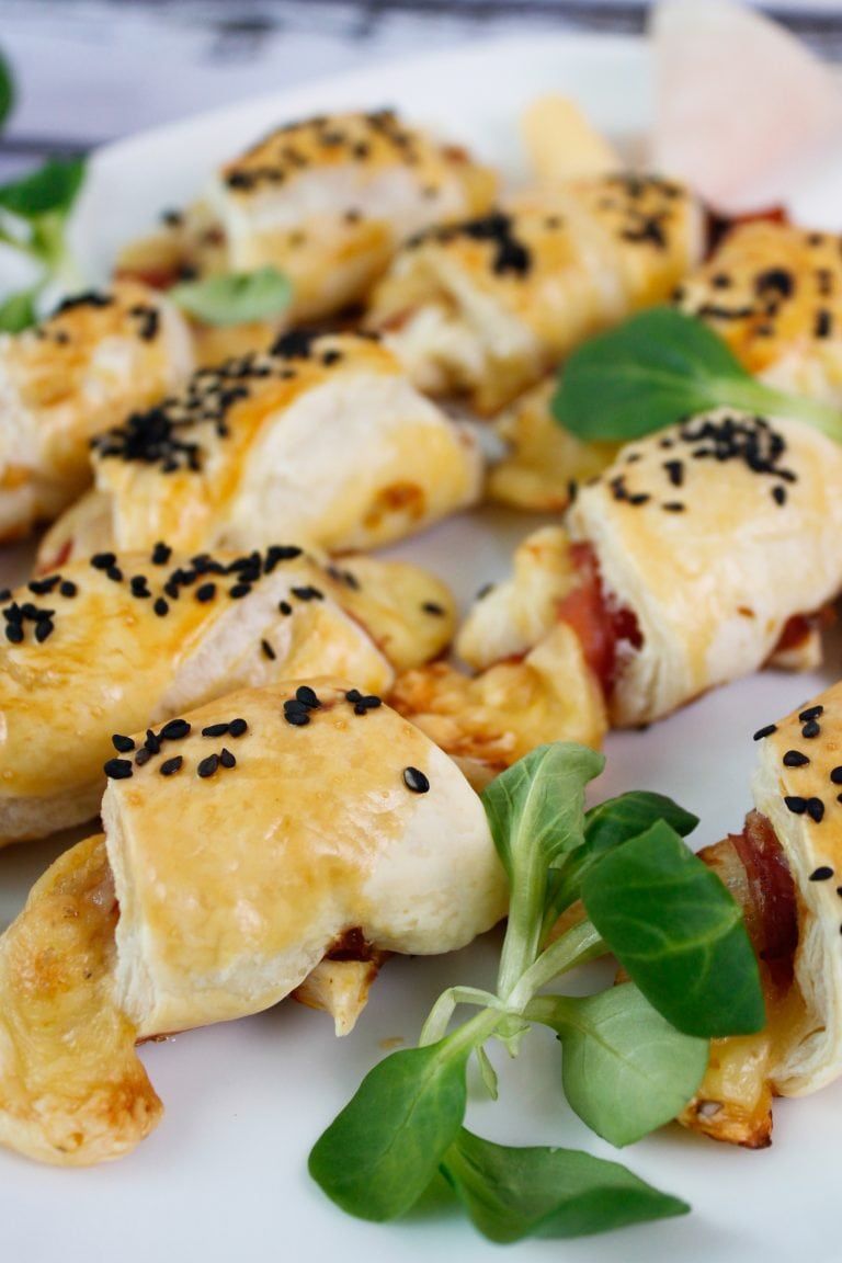 Mini puff pastry scrolls with ham and cheese