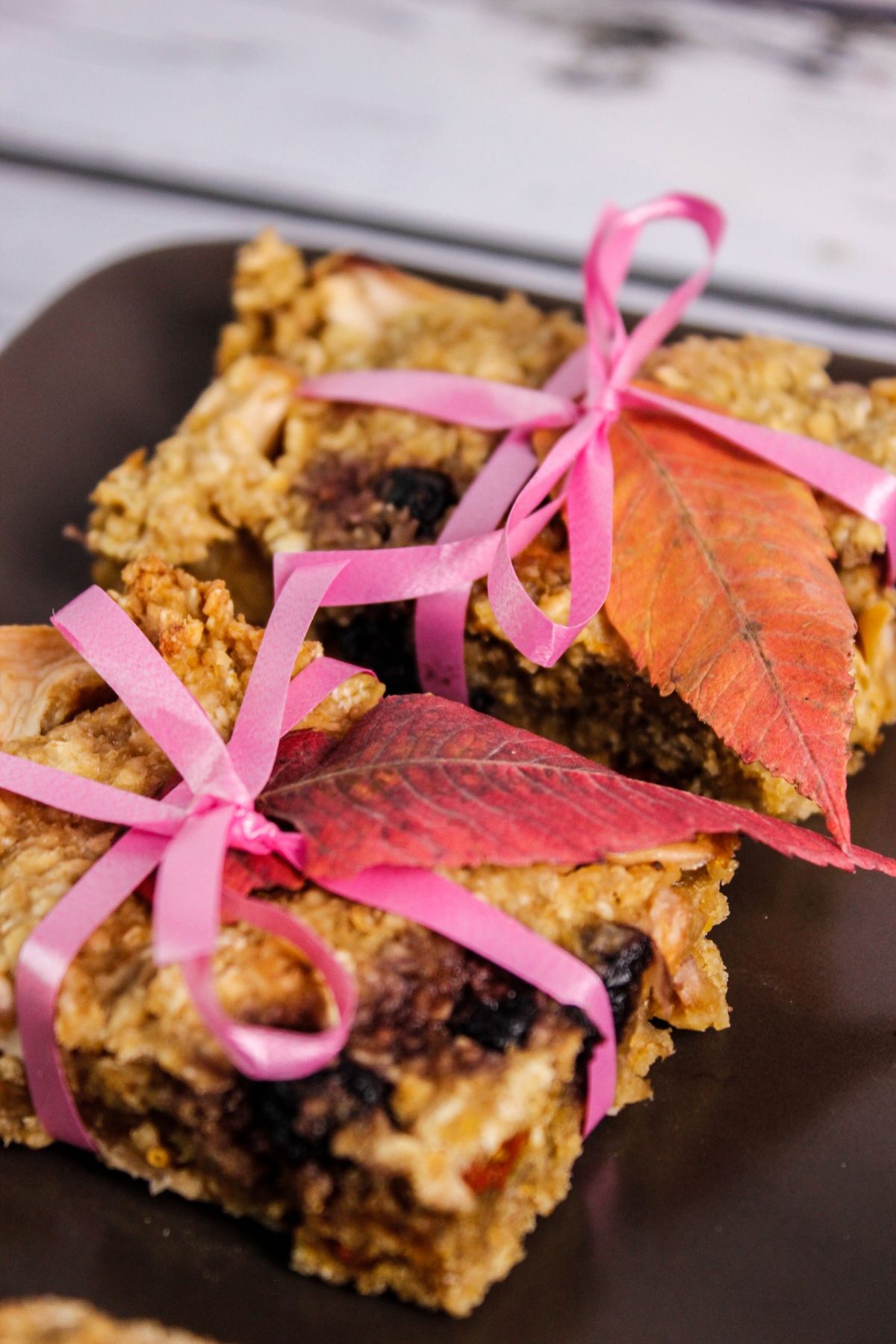 Glutenfree oat bars with apples and dry berries
