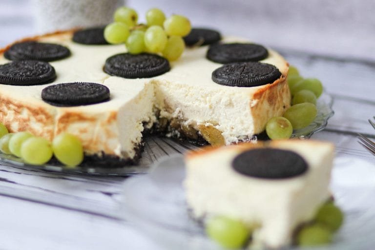 Cheesecake with cookies