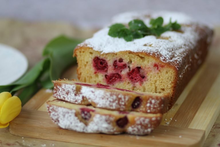 Joghurt cake with raspberries