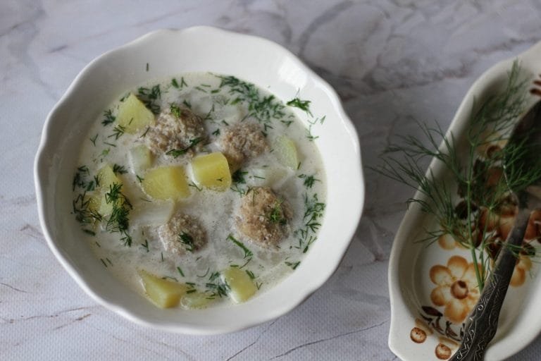 Kohlrabi soup with meatballs