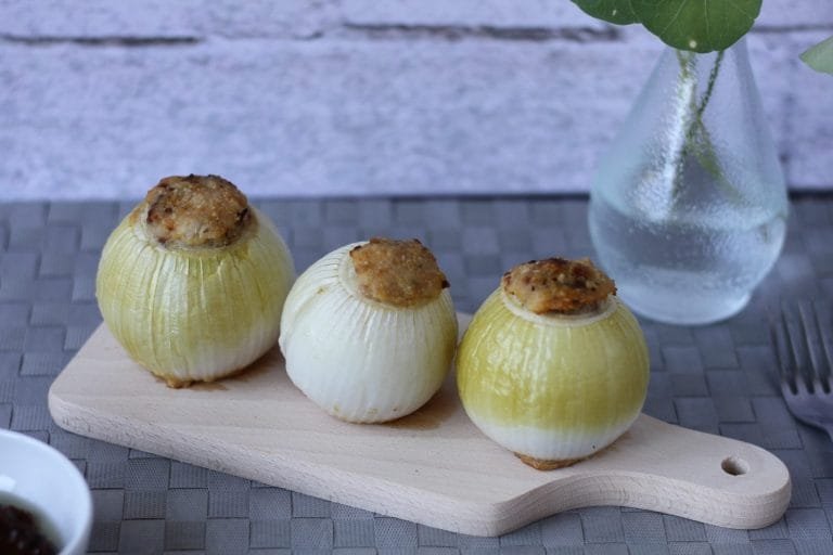 Onions stuffed with chicken meat