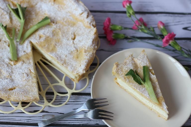 Eclair cake with rhubarb cream