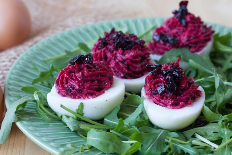 Eggs stuffed with beetroot
