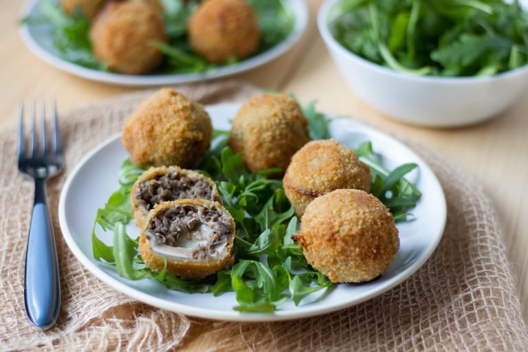 Mushrooms stuffed with mozzarella