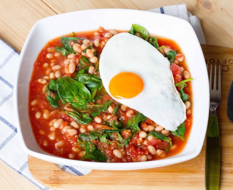 Beans and spinach in tomato sauce