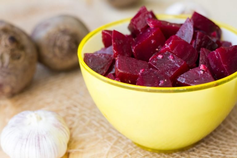 Beetroot salad with garlic