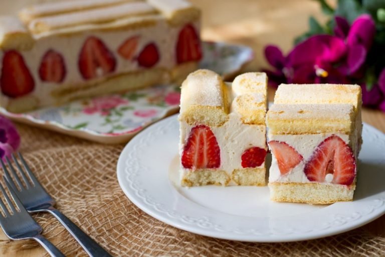 No-bake cheesecake with strawberries