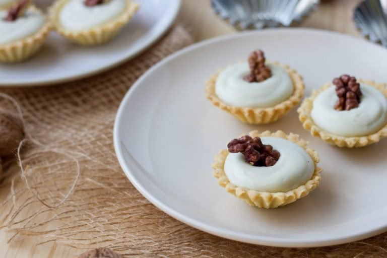 Tartlets on shortbread pastry with cheese mousse