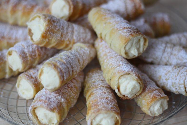 Crunchy horns filled with custard cream