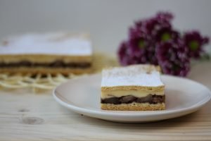 Shortbread cake with apples and custard